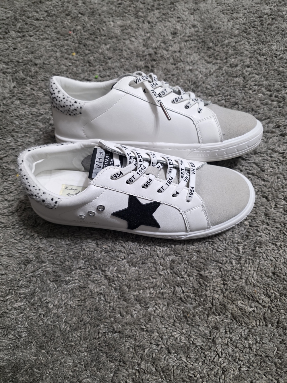 Vintage Havana White Sneakers with Black Star and Gray Toe